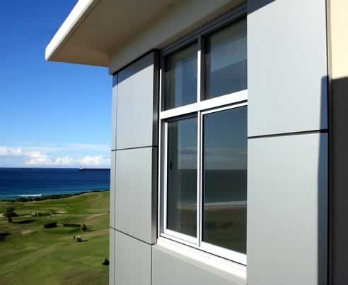 Алюминиевые окна не плохо сочетаются с касетными, вентилируемыми фасадами при обустройстве коммерческих объектов