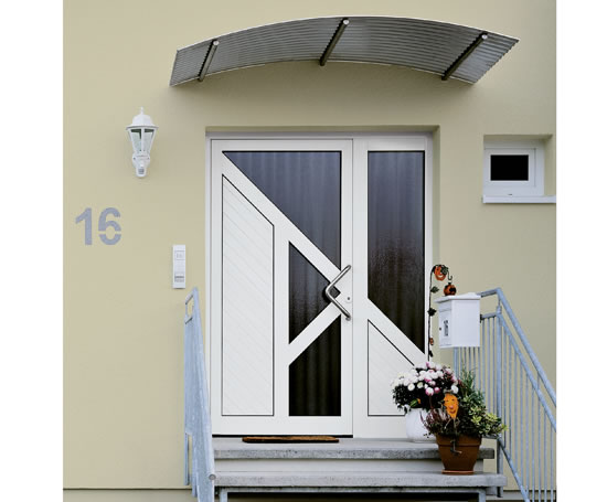 Нестандартные алюминиевые двери исполнены в белом цвете с ассиметричным расположением импостов, стеклопакетов и филёнками