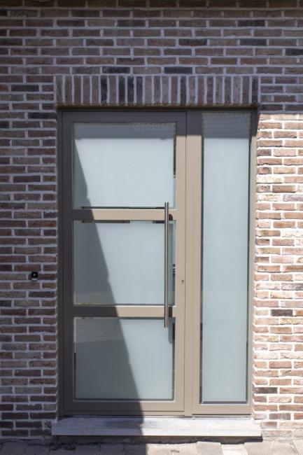 Одностулкові алюмінієві двері поділені імпостами з використанням матового склопакета сатин