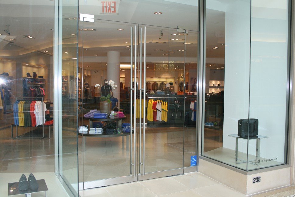 Використання безрамного скління в бутиках і магазинах для максимального огляду приміщень та безпеки